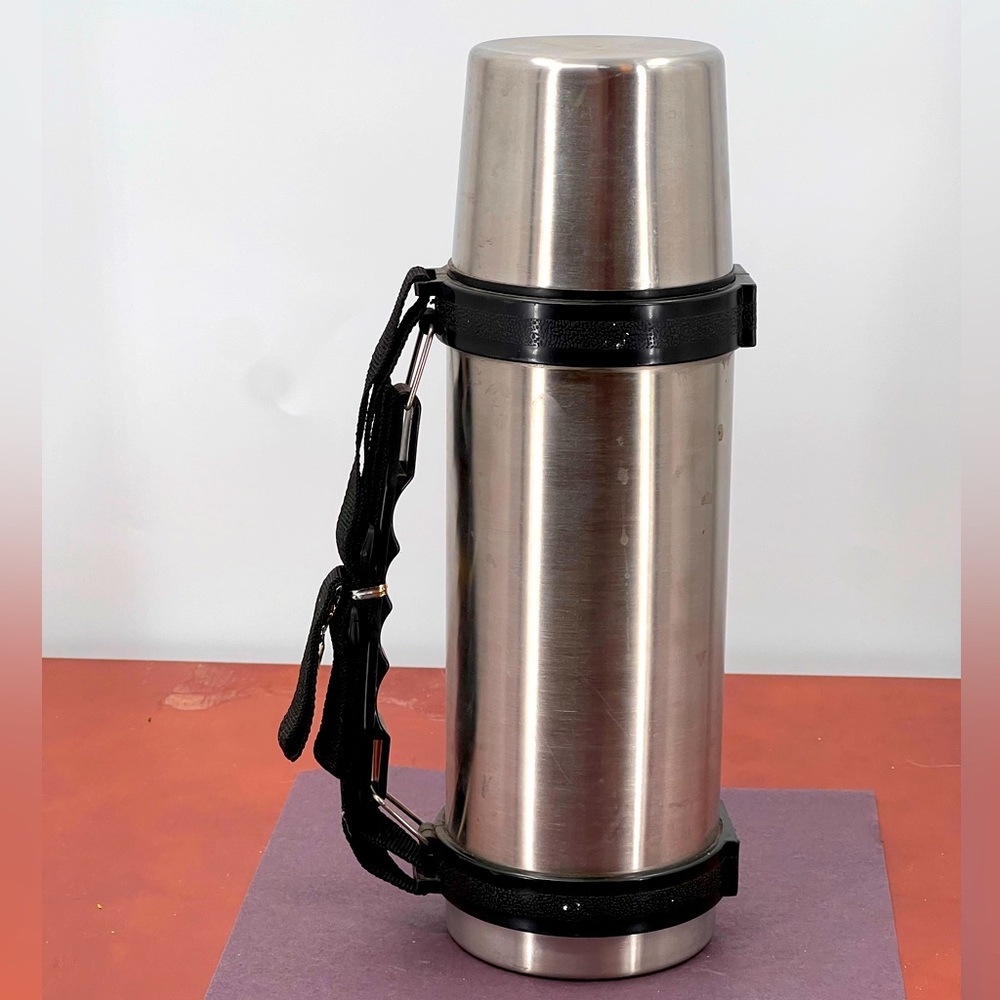 Hot/Cold Vacuum Insulated
Thermos Retractable Handle with
Strap 3 piece app 10x3